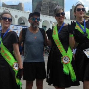 Fantasiadas de “Miss Appai” viram atração na Corrida Rio Antigo