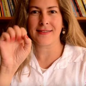 Professora cria canal de histórias infantis em libras