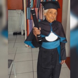 Idosa de 91 anos conclui o Ensino Médio e já pensa no Ensino Superior