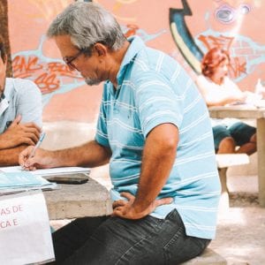 Pessoas querendo aprender, alguém disposto a ajudar