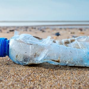 Plástico: vilão ou mocinho? A poluição do plastico no meio ambiente.