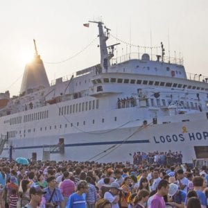 Maior livraria flutuante do mundo está de portas abertas no Rio