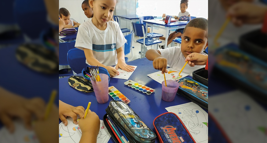 Alunos pintando cartões