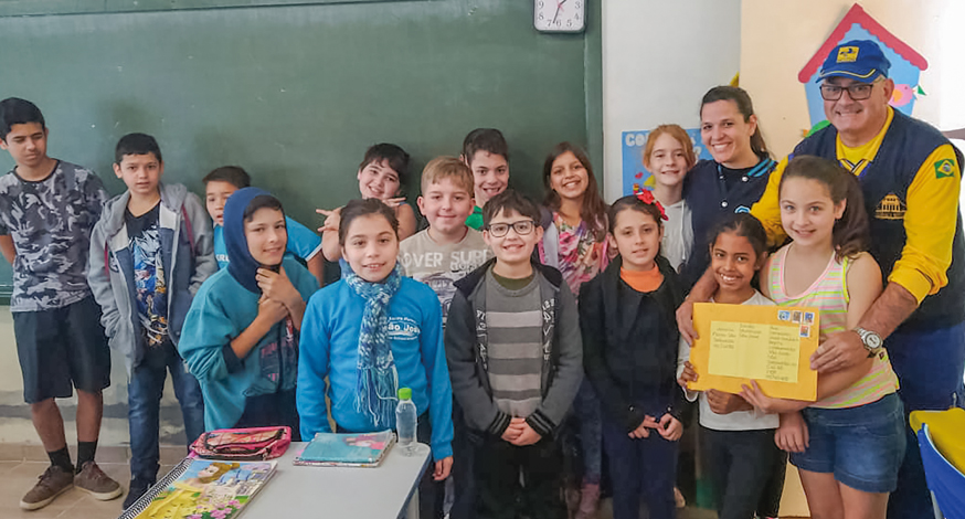 Alunos exibindo cartões.
