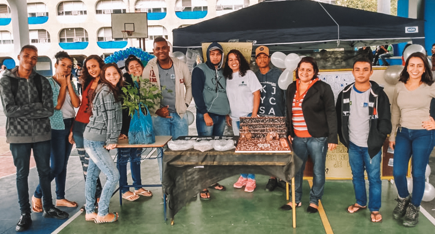 Alunos expondo o projeto.