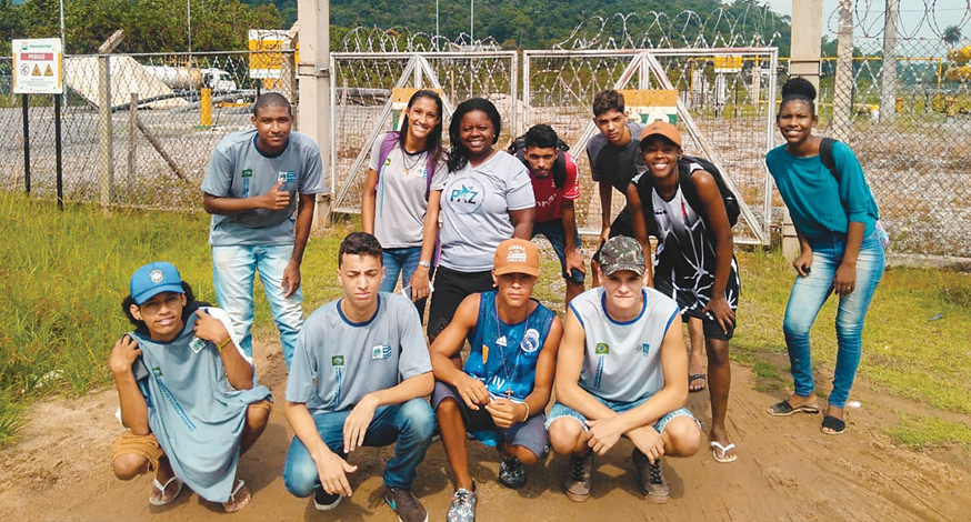 Professora e alunos do projeto