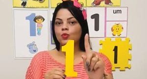 Professora vira fenômeno com videoaula
