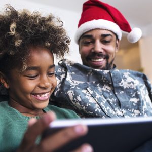 Nesse Natal, seu filho poderá receber uma videochamada dos ajudantes do Papai Noel!