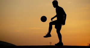 Futebol marca golaço fora das 4 linhas