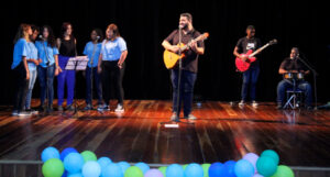 Um som além das salas de aula