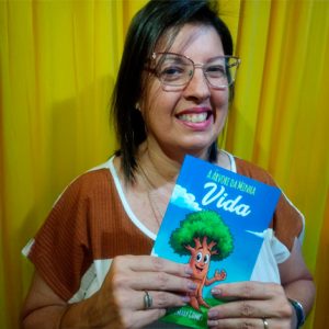Entre palavras e imaginação, uma professora que faz história Entre palavras e imaginação, uma professora que faz história